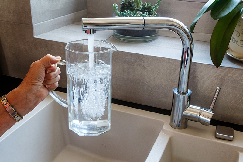 Comprendre et éliminer les PFAS de l’eau du robinet