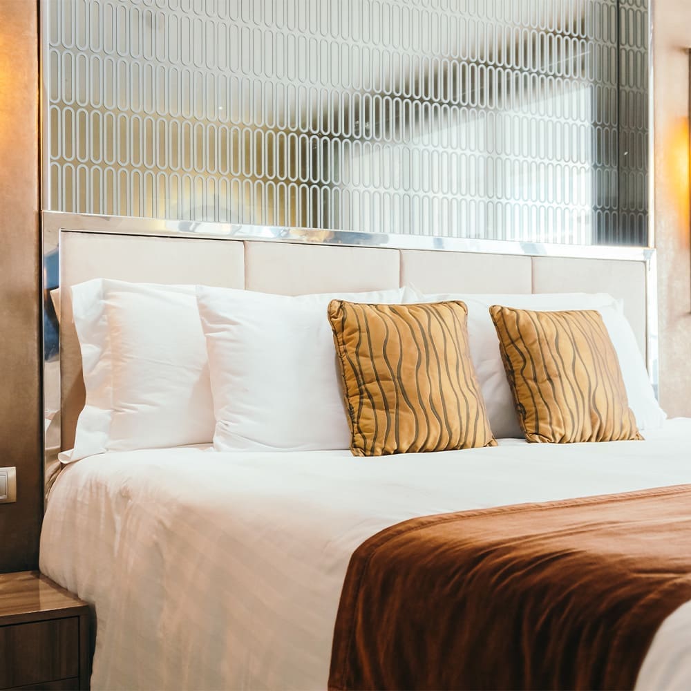 Chambre d’hôtel aménagée pour accueillir les voyageurs