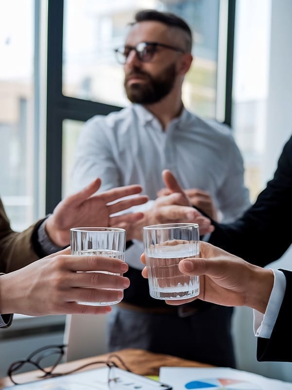 Collaborateurs partageant un verre d’eau au bureau