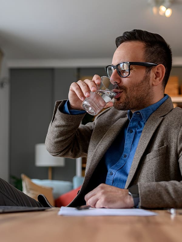 Professionnel buvant un verre d’eau